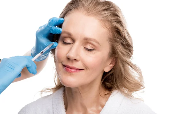 Médico dando injeção de beleza para sorrir mulher de meia-idade Isolado em branco — Fotografia de Stock