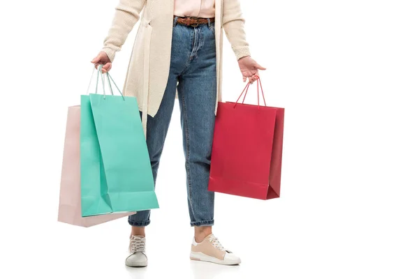 Vue recadrée de la femme d'âge moyen avec des sacs à provisions sur blanc — Photo de stock