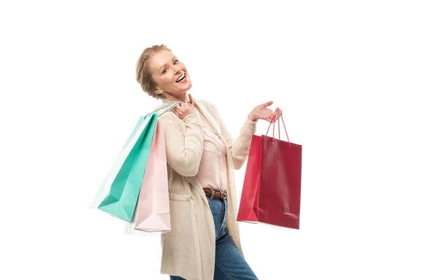 Mujer de mediana edad feliz con bolsas de compras aisladas en blanco - foto de stock