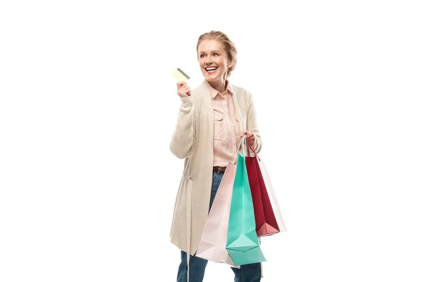 Heureuse femme d'âge moyen avec sacs à provisions et carte de crédit isolé sur blanc — Photo de stock