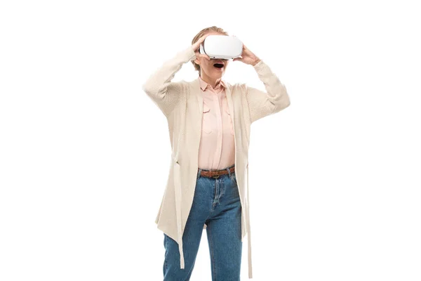 Mujer emocionada en auriculares vr experimentar realidad virtual aislado en blanco - foto de stock