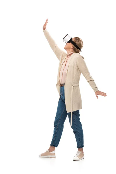 Женщина в наушниках vr переживает виртуальную реальность и жестикулирует изолированно на белом — стоковое фото