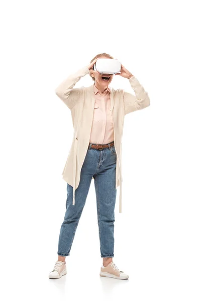 Aufgeregte Frau im vr-Headset erlebt virtuelle Realität isoliert auf weiß — Stockfoto