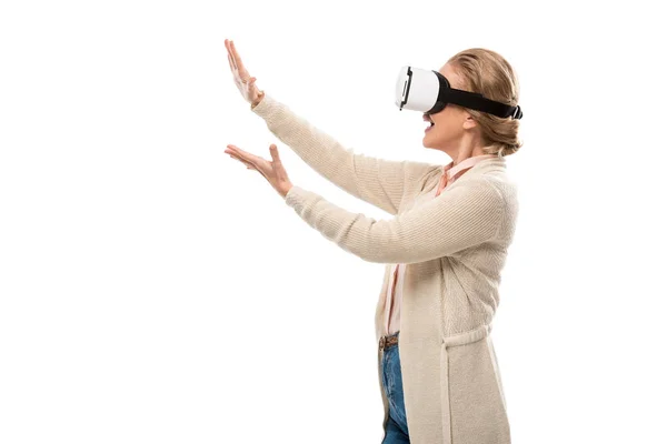 Mujer en auriculares vr experimentando realidad virtual y gestos aislados en blanco con espacio de copia - foto de stock