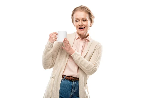 Sorrindo mulher de meia idade com xícara de café isolado em branco — Fotografia de Stock