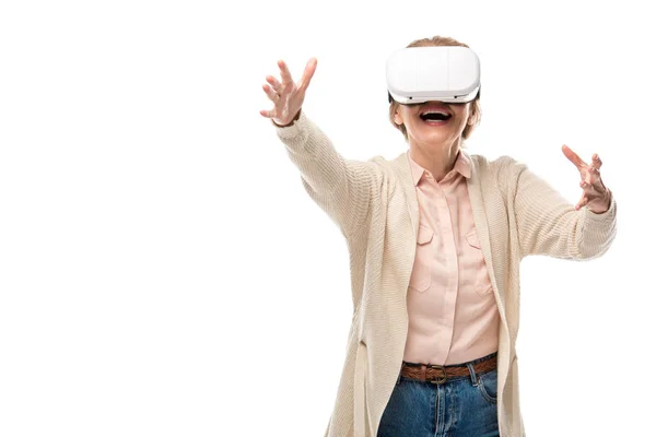 Возбужденная женщина в наушниках VR испытывает виртуальную реальность изолированы на белом с копировальным пространством — стоковое фото