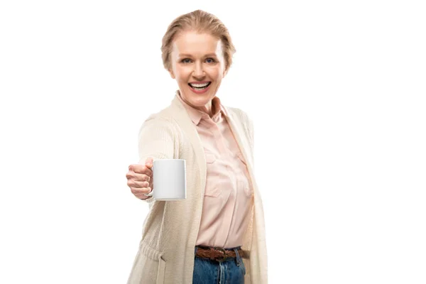 Heureuse femme d'âge moyen montrant tasse de café avec espace de copie isolé sur blanc — Photo de stock