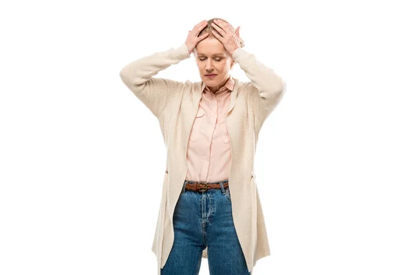Mujer de mediana edad con las manos en la cabeza con dolor de cabeza aislado en blanco con espacio de copia - foto de stock