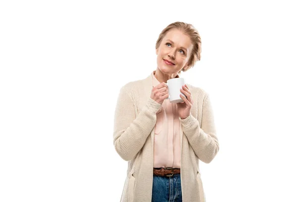 Femme d'âge moyen avec tasse à café isolé sur blanc avec espace de copie — Photo de stock