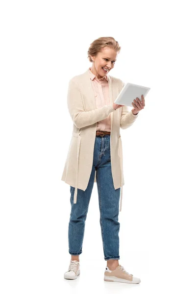 Lächelnde Frau mittleren Alters mit digitalem Tablet isoliert auf weiß — Stockfoto