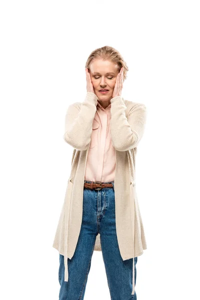 Femme d'âge moyen avec les mains sur la tête ayant mal à la tête isolé sur blanc — Photo de stock
