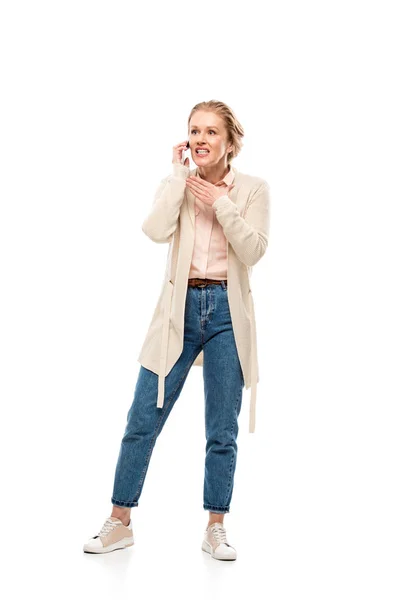 Удивлена женщина средних лет разговаривает на смартфоне изолированы на белом — стоковое фото
