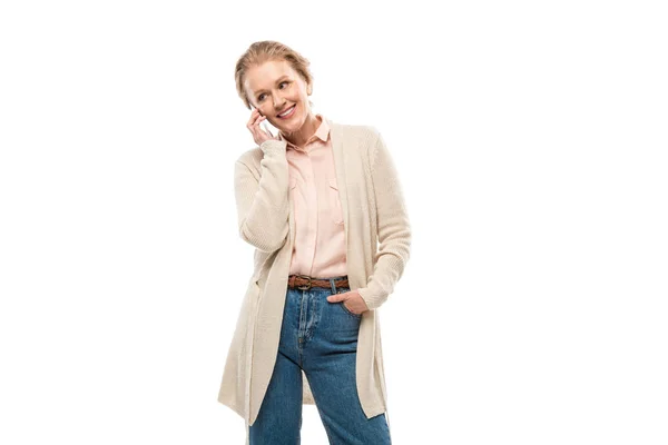 Усміхнена жінка середнього віку розмовляє на смартфоні Ізольовані на білому — стокове фото