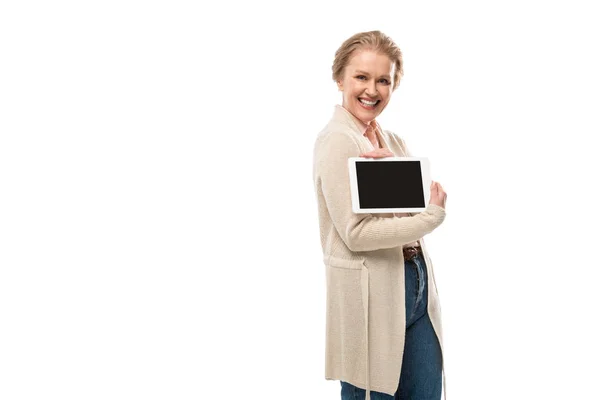 Счастливая женщина средних лет, держащая цифровой планшет с чистым экраном изолированы на белом — стоковое фото