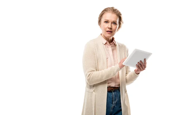 Confondue femme d'âge moyen en utilisant tablette numérique isolé sur blanc avec espace de copie — Photo de stock