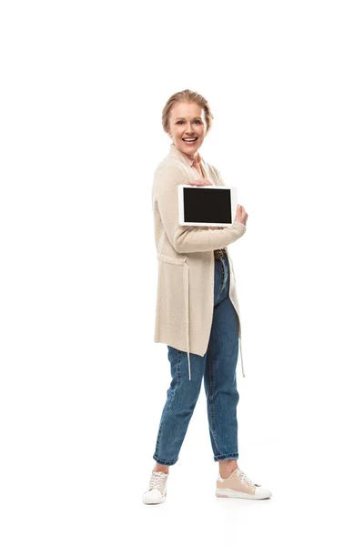 Glückliche Frau mittleren Alters hält digitale Tablette mit leerem Bildschirm isoliert auf weiß — Stockfoto