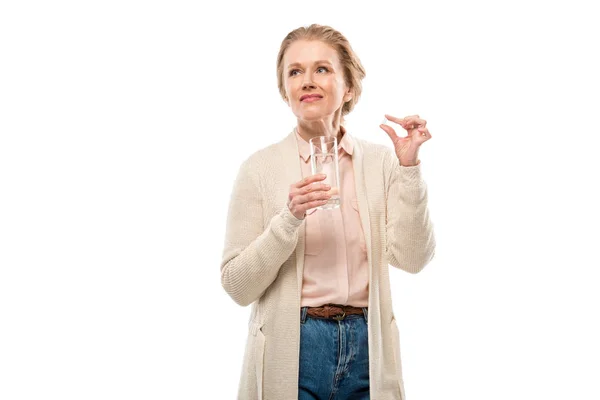 Жінка середнього віку тримає склянку води і таблетки Ізольовані на білому — стокове фото
