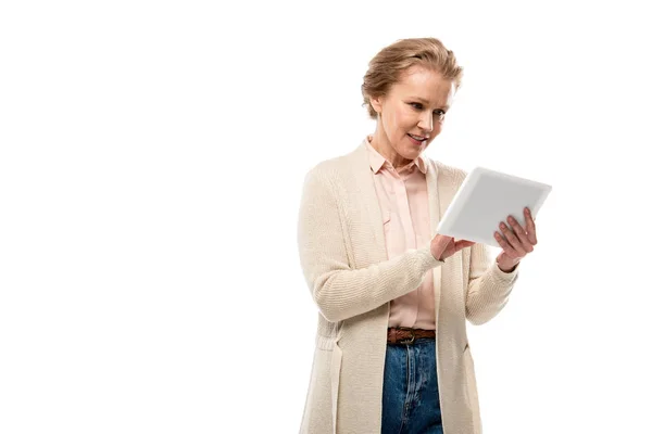 Улыбающаяся женщина средних лет с помощью цифрового планшета, изолированного на белом с копировальным пространством — стоковое фото