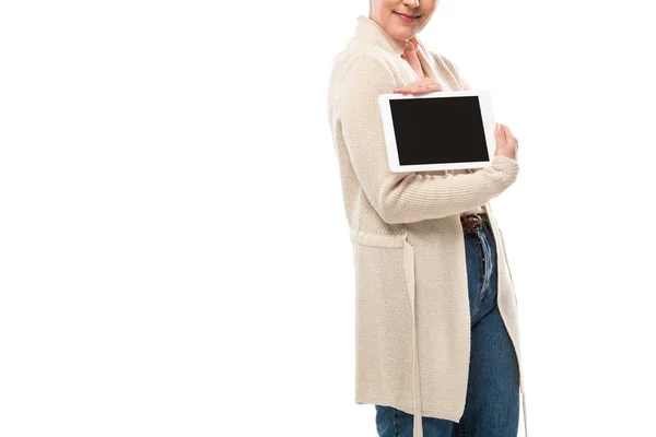 Corte vista de meia-idade mulher segurando Digital Tablet com tela em branco isolado em branco — Fotografia de Stock