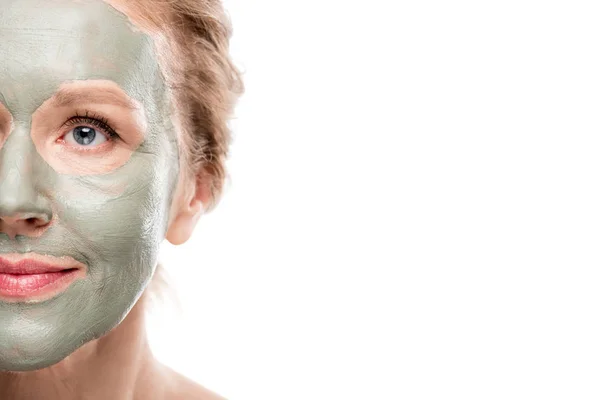 Vista parziale di donna matura con maschera di argilla isolato su bianco con spazio copia — Foto stock