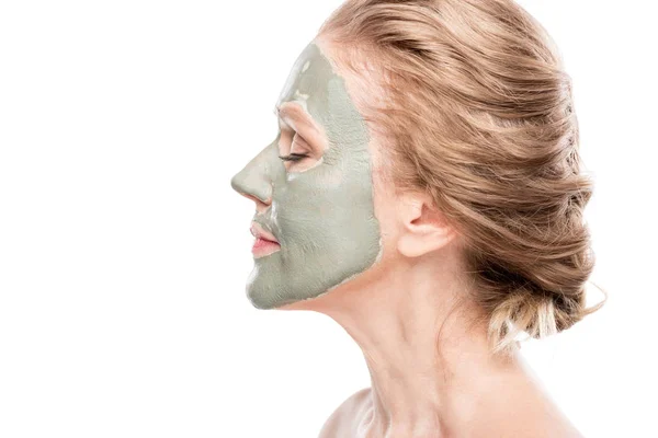 Vista laterale di donna matura con maschera di argilla isolato su bianco — Foto stock