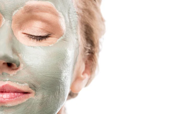 Vista ritagliata di donna matura con maschera di argilla isolato su bianco — Foto stock