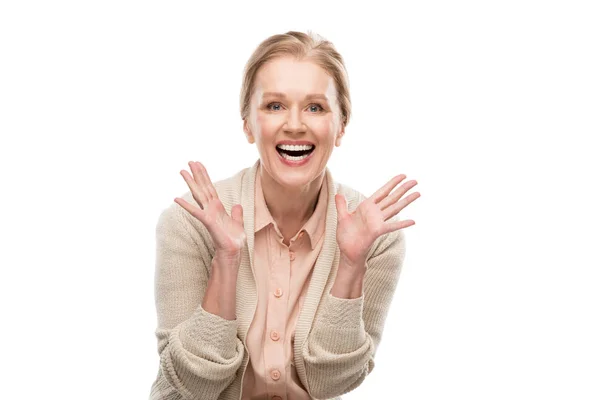 Feliz mulher de meia idade Gesturing e olhando para a câmera Isolado no branco — Fotografia de Stock