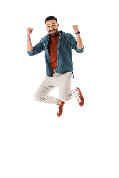 Glücklicher Mann springt und zeigt Siegergeste isoliert auf Weiß — Stockfoto