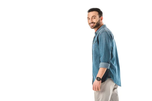 Sorrindo homem bonito em camisa jeans olhando para a câmera isolada no branco — Fotografia de Stock