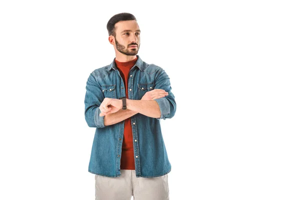 Homme réfléchi debout avec les bras croisés et regardant loin isolé sur blanc — Photo de stock