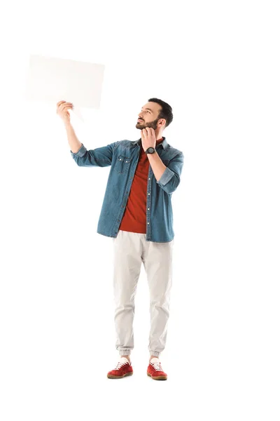 Uomo premuroso in camicia di jeans tenendo bolla discorso isolato su bianco — Foto stock