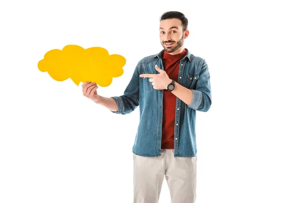 Sonriente hombre guapo apuntando con el dedo a la burbuja de pensamiento aislado en blanco - foto de stock