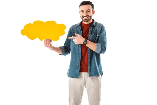 Hombre alegre en camisa de mezclilla apuntando con el dedo a la burbuja de pensamiento aislado en blanco - foto de stock