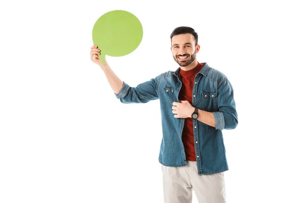 Hombre alegre en camisa de mezclilla sosteniendo la burbuja de pensamiento y mirando a la cámara aislada en blanco - foto de stock