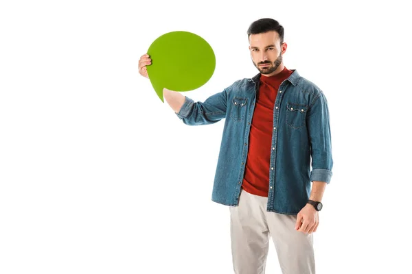 Hombre barbudo serio sosteniendo la burbuja del pensamiento y mirando a la cámara aislada en blanco - foto de stock