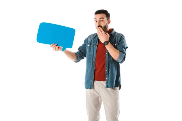 Sorprendido hombre con el habla burbuja celebración de la mano en la boca aislado en blanco - foto de stock