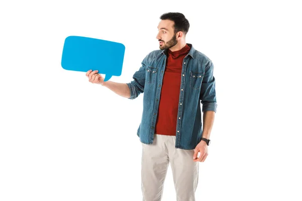 Sorprendido hombre en camisa de mezclilla mirando pensamiento burbuja aislado en blanco - foto de stock