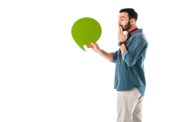 Homem surpreso com pensamento bolha cobrindo boca com a mão isolada no branco — Fotografia de Stock