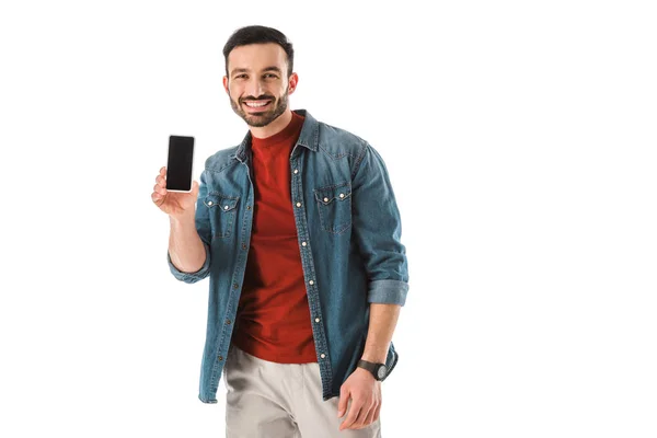 Fröhlicher gutaussehender Mann hält Smartphone mit leerem Bildschirm in der Hand und blickt isoliert auf weiße Kamera — Stockfoto