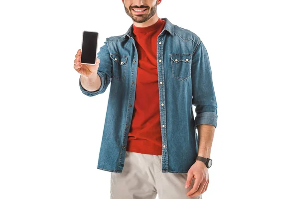 Vista recortada del hombre adulto sosteniendo teléfono inteligente con pantalla en blanco aislado en blanco - foto de stock