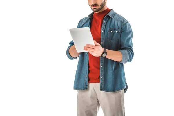 Teilbild eines erwachsenen Mannes im Jeanshemd mit digitaler Tablette isoliert auf Weiß — Stockfoto