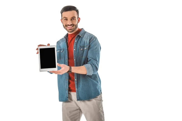 Веселий чоловік дивиться на камеру, тримаючи цифровий планшет з порожнім екраном ізольовано на білому — стокове фото