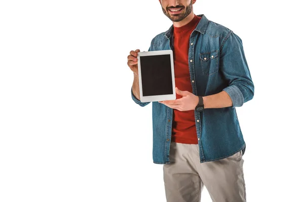 Vista parcial del hombre en camisa de mezclilla sosteniendo tableta digital con pantalla en blanco aislado en blanco - foto de stock