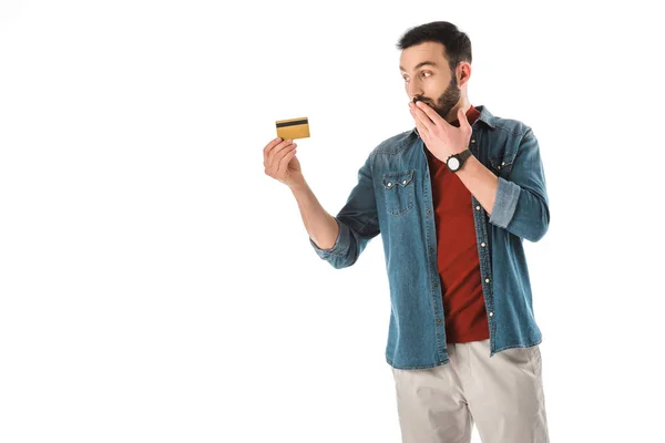 Überraschter Mann deckt Mund mit Hand ab, während er digitales Tablet isoliert auf weißem Papier hält — Stockfoto