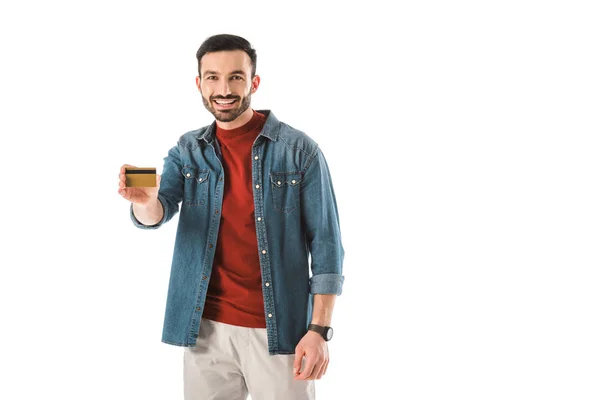 Fröhlicher Mann mit Kreditkarte, während er in die Kamera schaut, isoliert auf weiß — Stockfoto