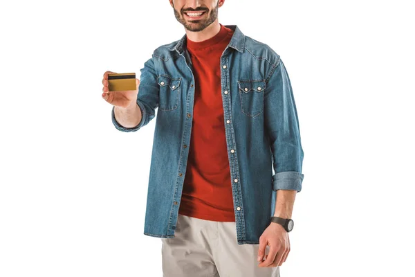 Частичный взгляд человека в джинсовой рубашке с кредитной картой, изолированной на белом — стоковое фото