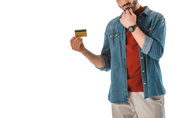 Homme adulte en chemise denim tenant la carte de crédit isolé sur blanc — Photo de stock