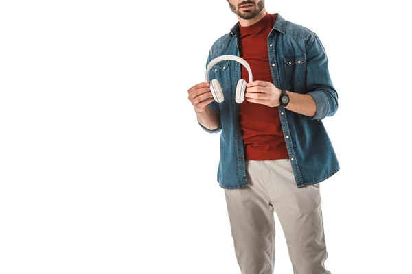 Erwachsener Mann im Jeanshemd mit Kopfhörern auf weißem Hintergrund — Stockfoto