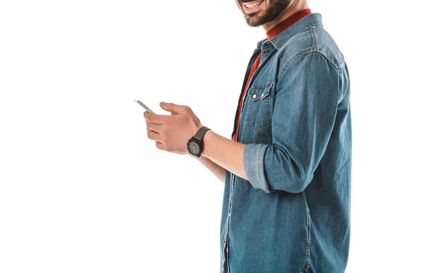 Частковий вид на дорослого бородатого чоловіка з використанням смартфона ізольовано на білому — Stock Photo
