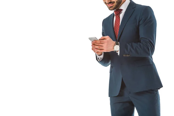 Vista parcial del hombre de negocios barbudo utilizando un teléfono inteligente aislado en blanco - foto de stock